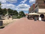 Beitrag zum Fotowettbewerb von Martin Riedel Eiscafé und Spielplatz in einer Fußgängerzone