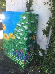 Bild vom bemalten Stromkasten an der Endhaltestelle der Straßenbahn in Auerberg